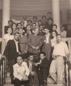 1949-50. Մարտիրոս Սարյանը և Էդուարդ Իսաբեկյանը ինստիտուտի ավարտական կուրսի հետ