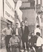 1961. Նկարչի տան առաջ. Հենրիկ Հախվերդյան, Ռաֆայել Եկմալյան, —, Սարգիս Արուտչյան, Էդուարդ Իսաբեկյան, Ռուդոլֆ Գարգալոյան